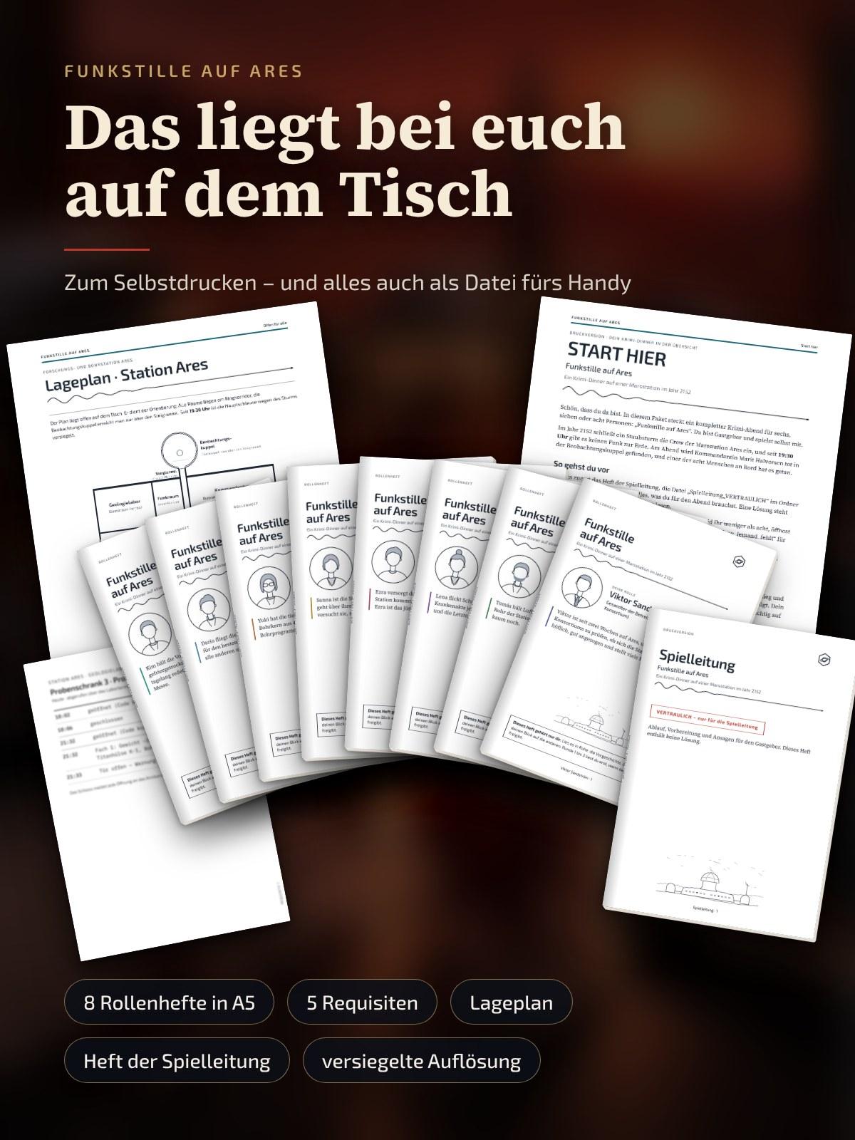 Die ausgedruckten Unterlagen auf einem Tisch: Rollenhefte in A5, Lageplan, START HIER, Heft der Spielleitung und eine Requisite